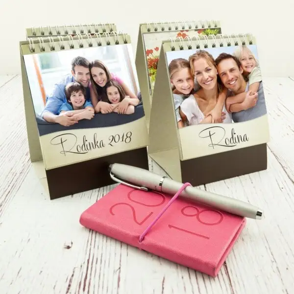 Stolný fotokalendár MINI Deluxe s elegantným dizajnom a priestorom pre vaše obľúbené fotografie.