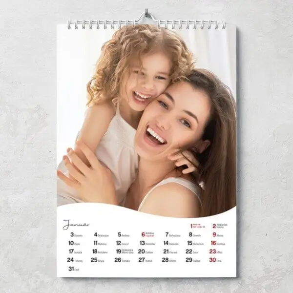 Mesačný fotokalendár SIMPLE s vlnkou – elegantný kalendár s jednoduchým dizajnom a jemným detailom vlnky na okraji.