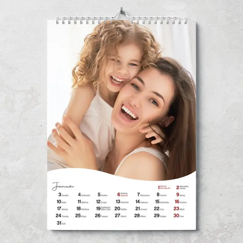 Mesačný fotokalendár SIMPLE s vlnkou – elegantný kalendár s jednoduchým dizajnom a jemným detailom vlnky na okraji.