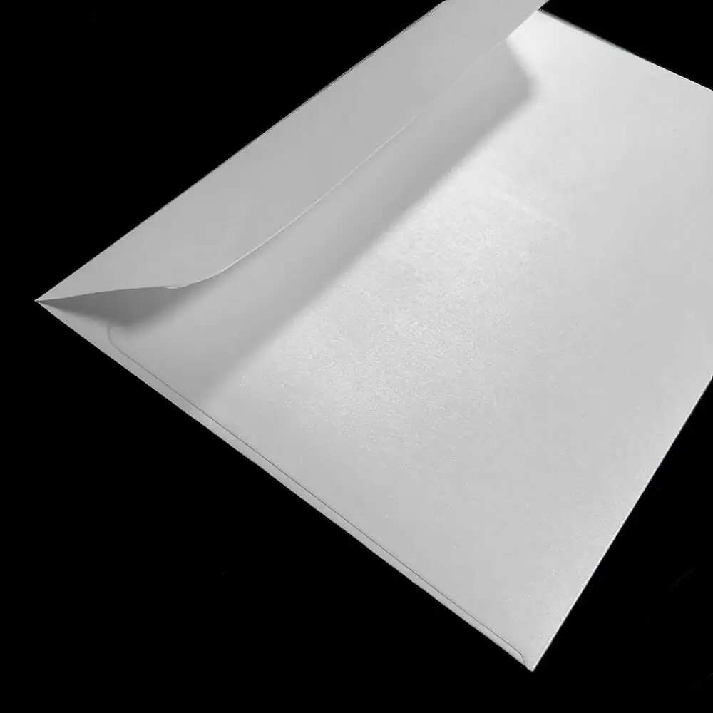 Perletova obalka detail Obálka - biela perleťová C6 s rovnou klopou/rovným zatváraním – Obrázok 2