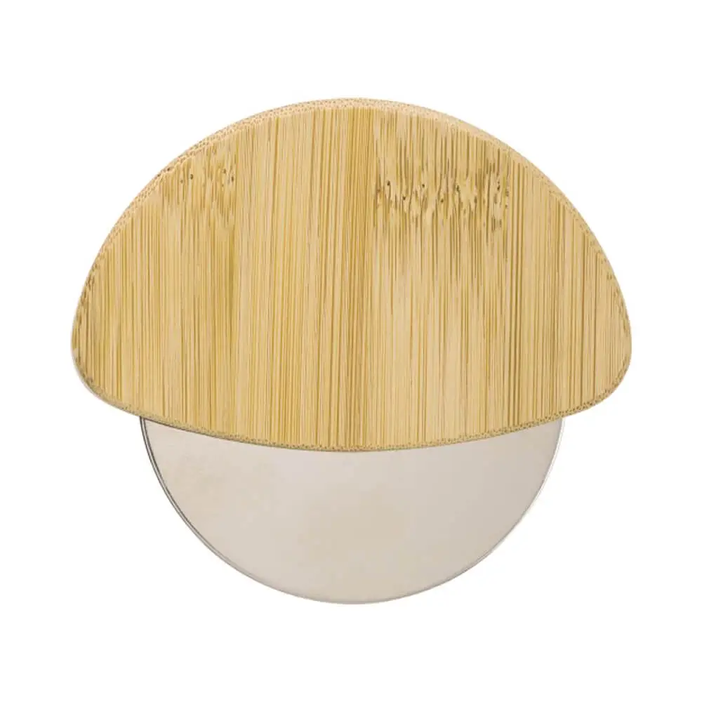 Bambusový krájač na pizzu – štýlový a praktický doplnok Bambusový krájač na pizzu s čepeľou z nehrdzavejúcej ocele, elegantne zabalený v hnedej kartónovej krabici.