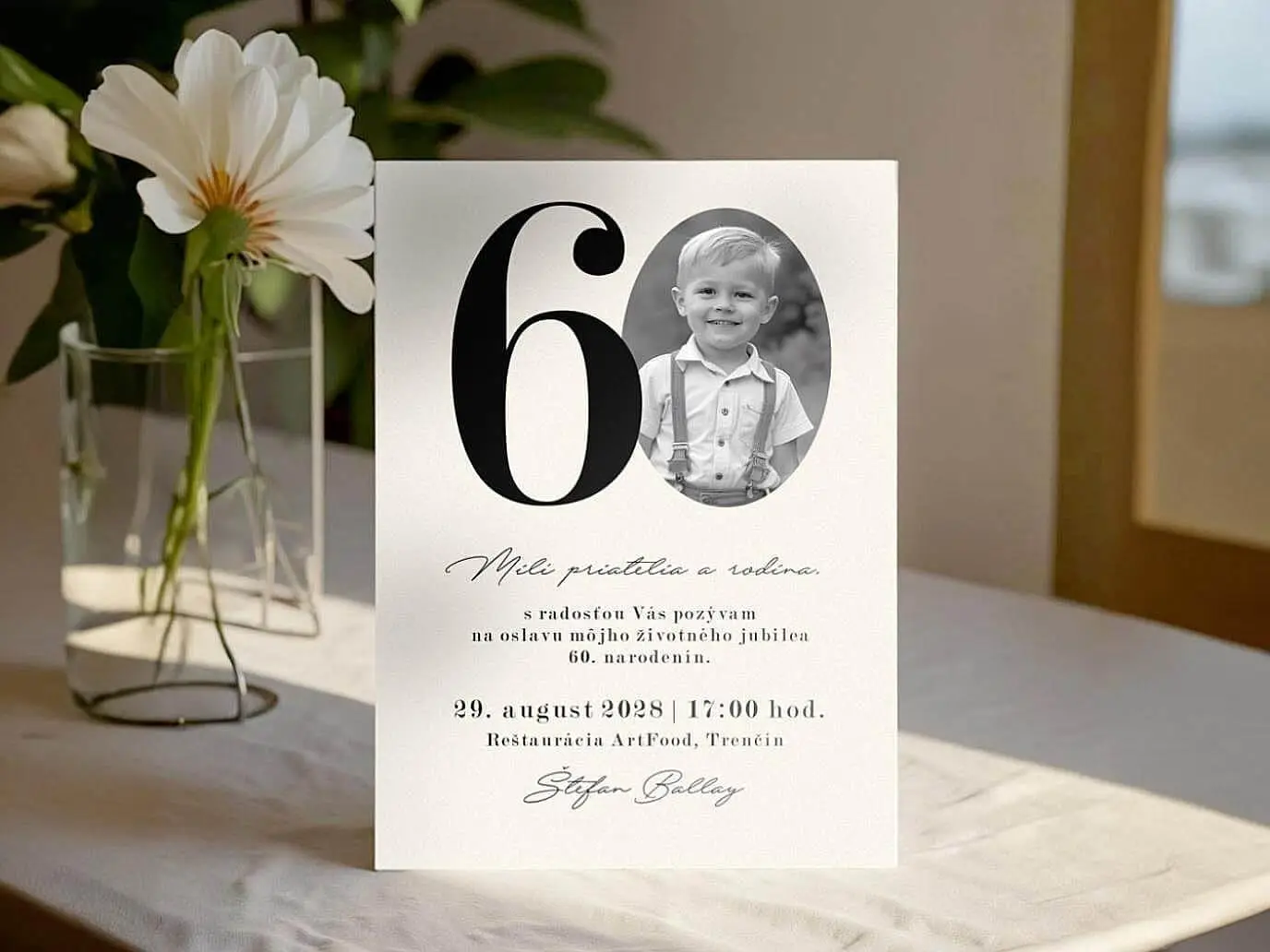 Elegantná pozvánka na oslavu DK33 s moderným minimalistickým dizajnom a vlastným textom