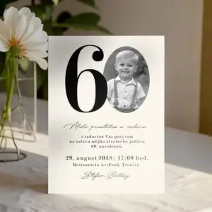 Pozvánka na 60. narodeniny s veľkým číslom 60, retro fotografiou a elegantným dizajnom.