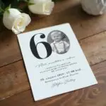 Moderná narodeninová pozvánka s číslom 60 a fotografiou oslávenenca.