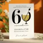 Pozvánka na narodeniny s pohárom a dátumom oslavy
