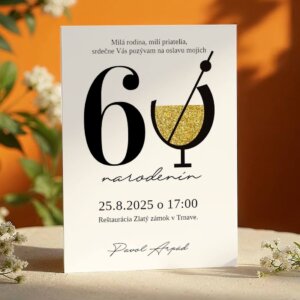 Pozvánka na narodeniny s pohárom a dátumom oslavy