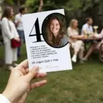 Moderná pozvánka na narodeninovú oslavu s veľkým číslom a personalizovanou fotografiou. Možnosť úpravy na 40., 50., 60., 70. aj 80. narodeniny.