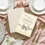 Vkusná pozvánka na oslavu narodenín s elegantnou mašľou