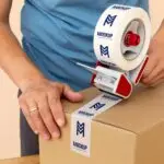 Detail plastovej lepiacej pásky s vlastným logom – potlač na mieru pre firmy