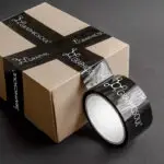 Čierna plastová lepiaca páska s bielou potlačou loga – firemné balenie s brandingom