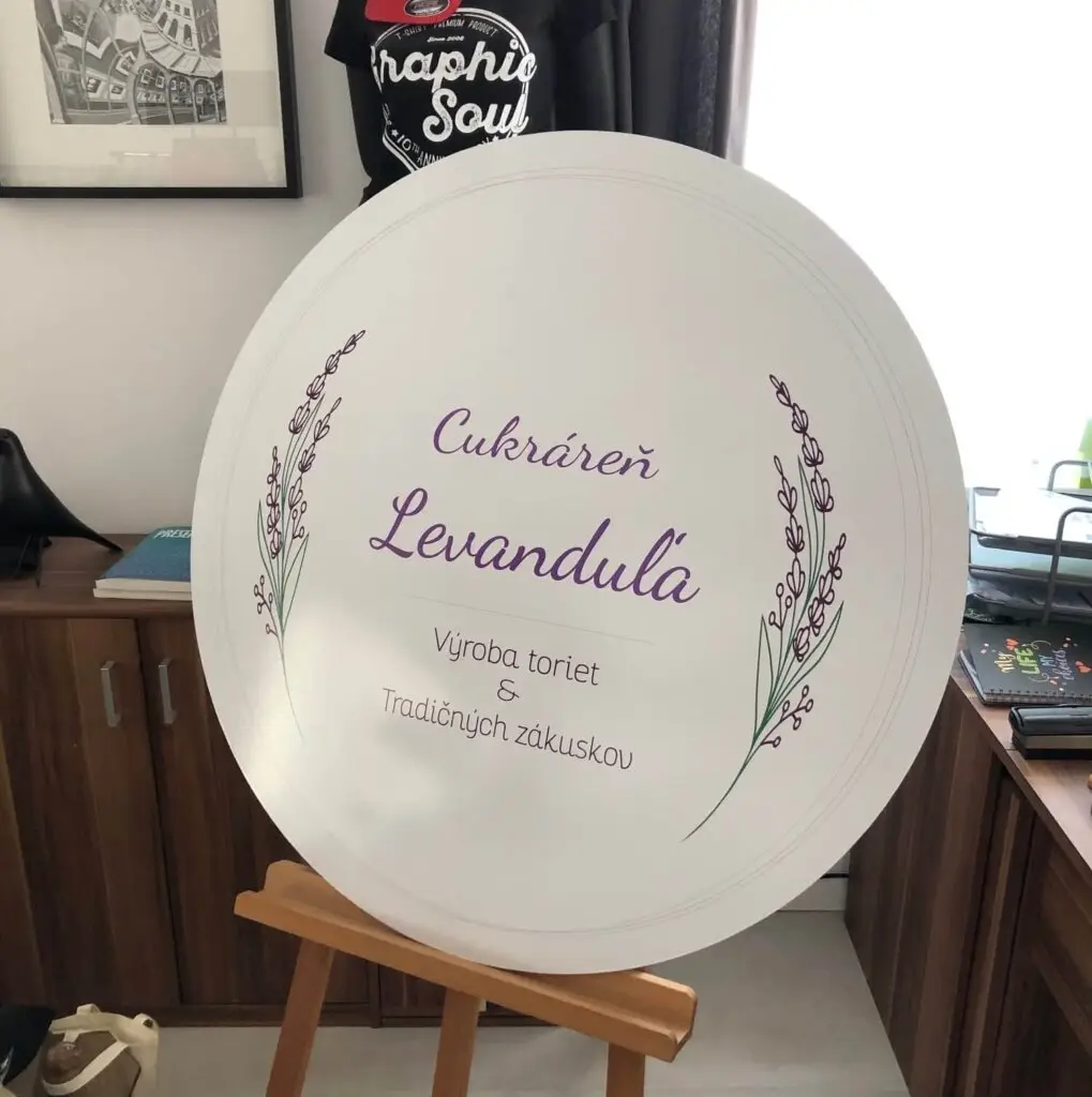 Reklamná tabuľa pre cukráreň Levanduľa s levanduľovým motívom na bielom podklade