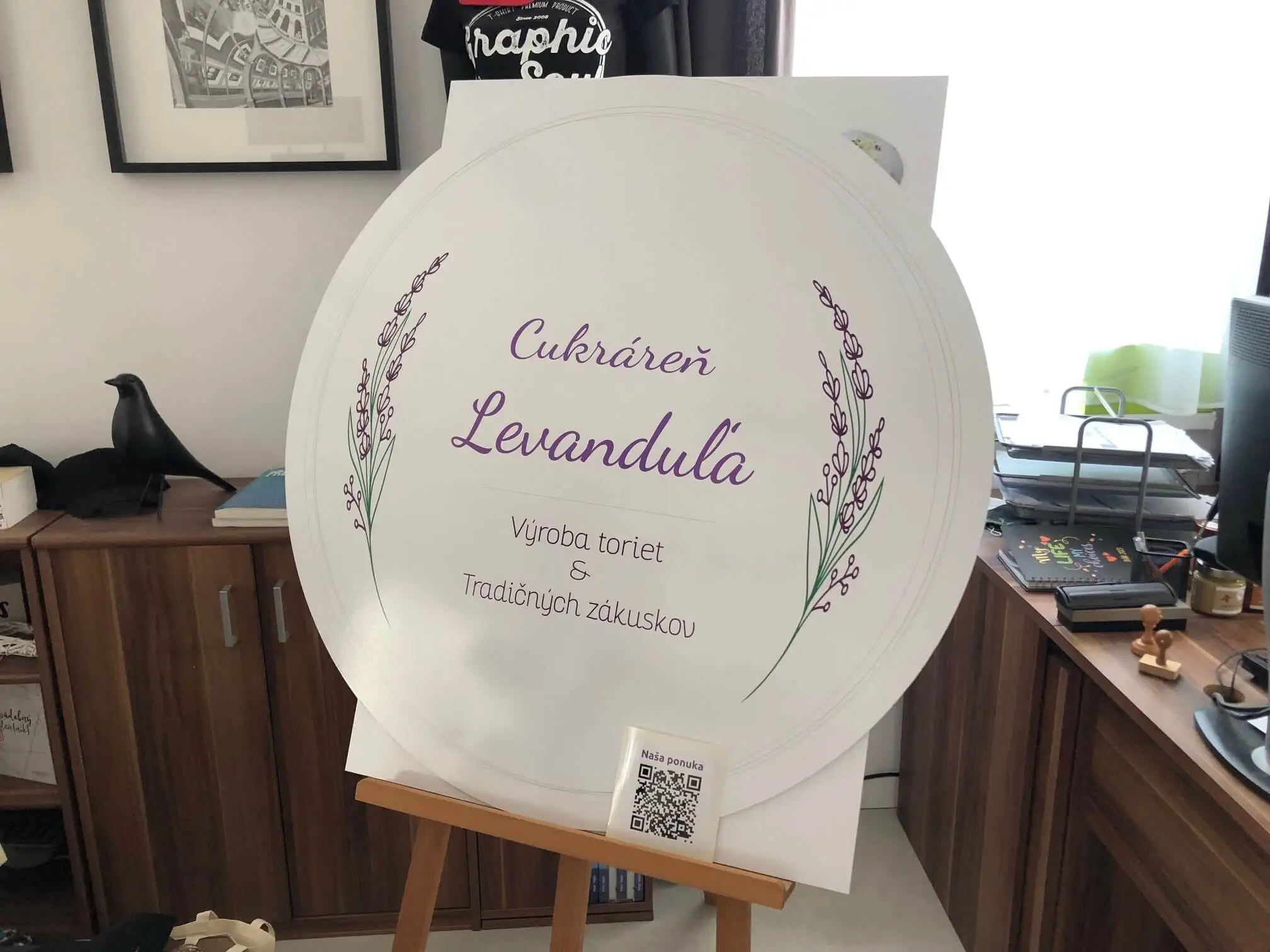 Kruhová reklamná tabuľa s textom Cukráreň Levanduľa vyrobená z plastu s potlačou