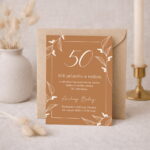 Pozvánka na oslavu jubilea A6 s bielou potlačou na kraftovom hnedom papieri