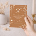 Jubilejná pozvánka A6 z kraftového papiera s bielou potlačou