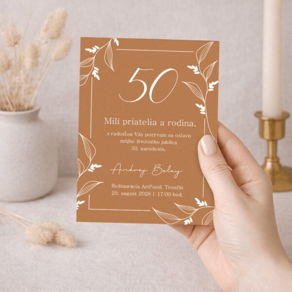 Jubilejná pozvánka A6 z kraftového papiera s bielou potlačou