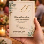 Drevená pozvánka na jubileum držiaca v ruke, tlač na 3 mm preglejke