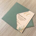 Pozvánka na narodeninovú oslavu z dreva zasunutá v olivovo zelenej obálke C6