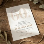 Pozvánka na okrúhle narodeniny 50 rokov položená na stole – elegantná jubilejná pozvánka