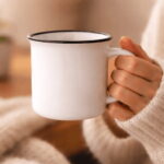 Personalizovaný keramický hrnček s potlačou držaný v ženskej ruke – darčekový hrnček na kávu