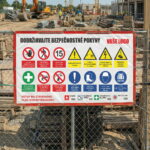 Bezpečnostný banner Areál stavby s BOZP značením na plote staveniska