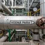 Samolepka označenie potrubia vodná para na priemyselnom potrubí v kotolni