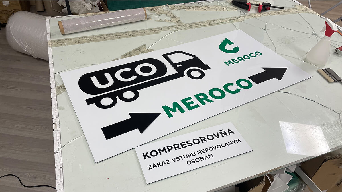 reklamná tabuľa na dibonde s rezanou fóliou a smerovými šípkami výroba Graphicsoul