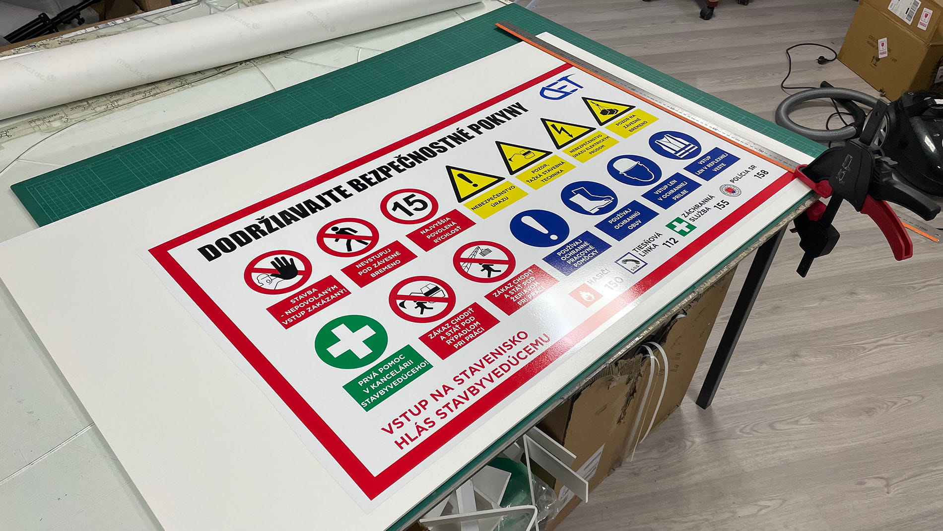 Bezpečnostná BOZP tabuľa z PVC 5 mm vyrobená na mieru pre stavebné pracovisko