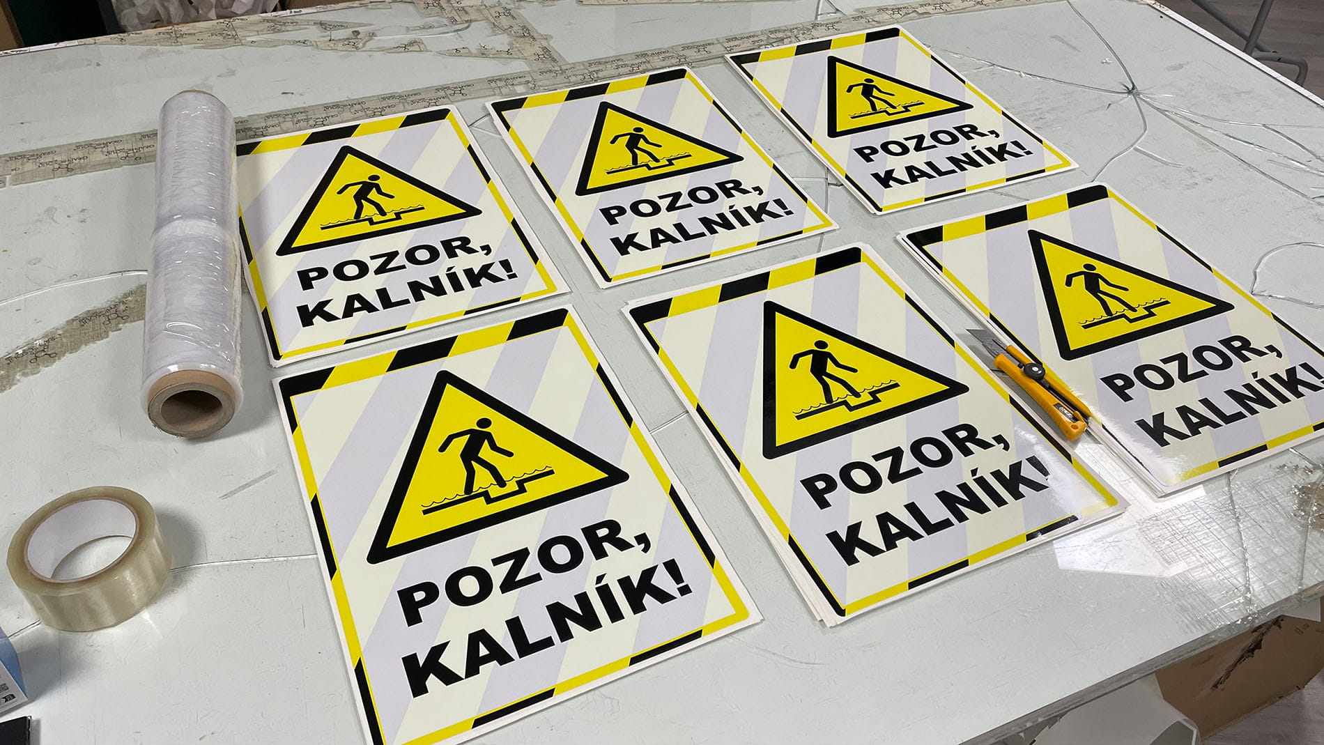 Výroba výstražných nálepiek na nádrže s UV lakom