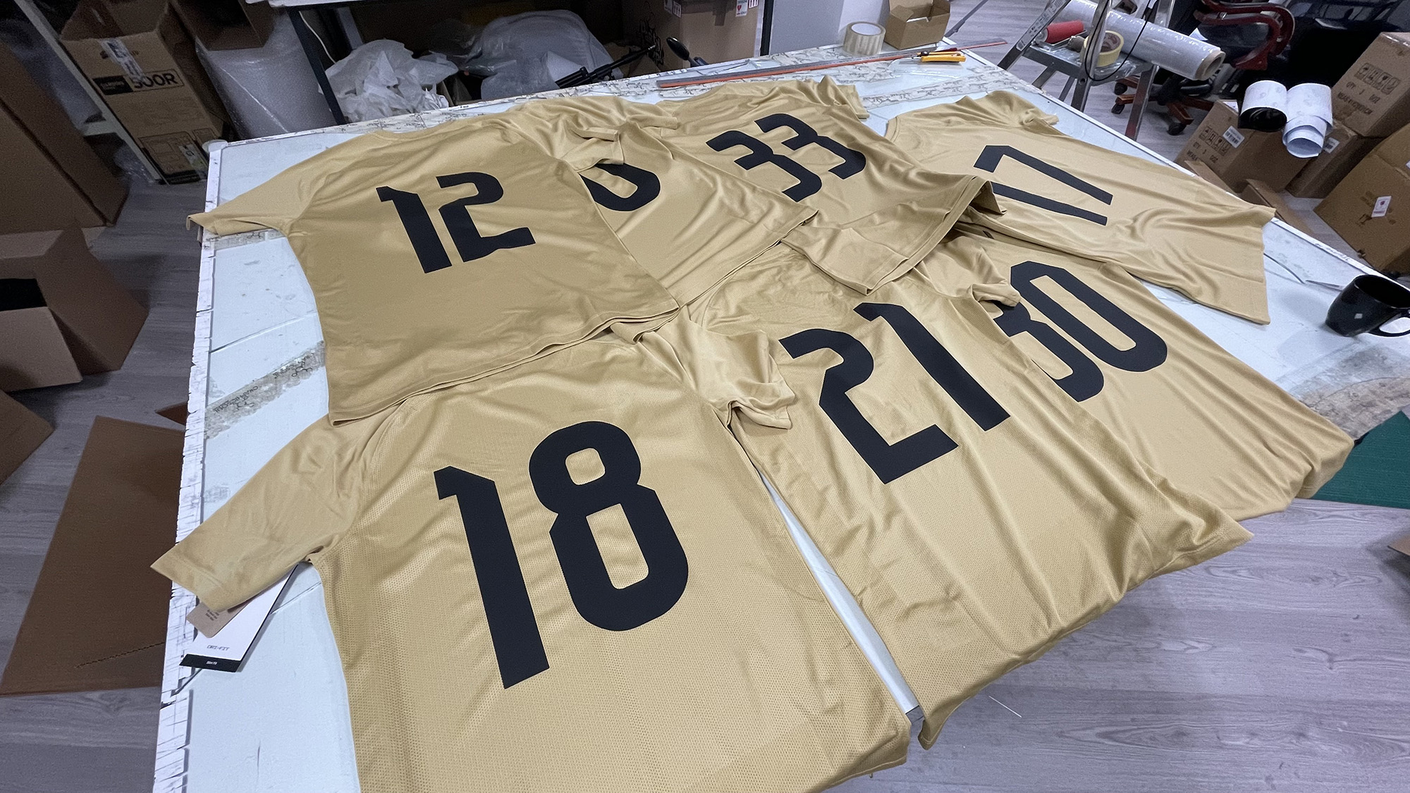 Potlač futbalových dresov Nike čiernym flexom s hráčskymi číslami v Graphicsoul.