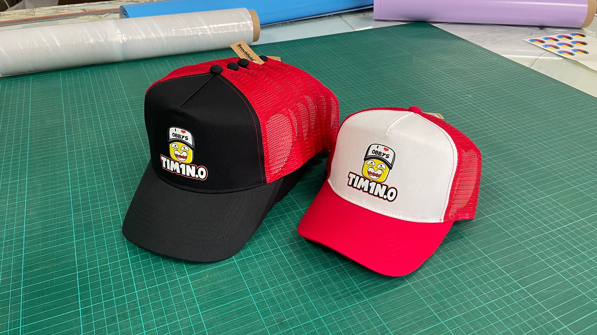 Potlač trucker šiltoviek vlastným logom pomocou DTF transferu od Graphicsoul.
